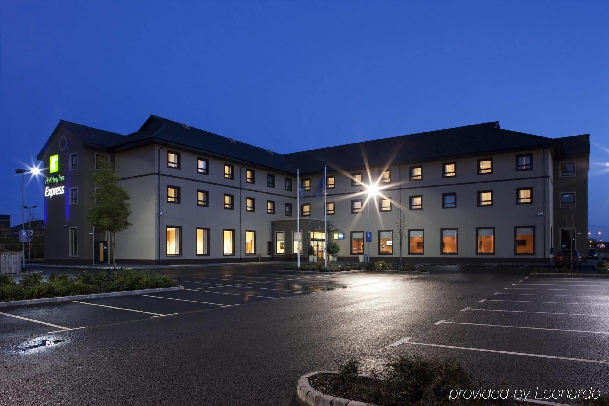Holiday Inn Express Antrim By Ihg Exterior foto